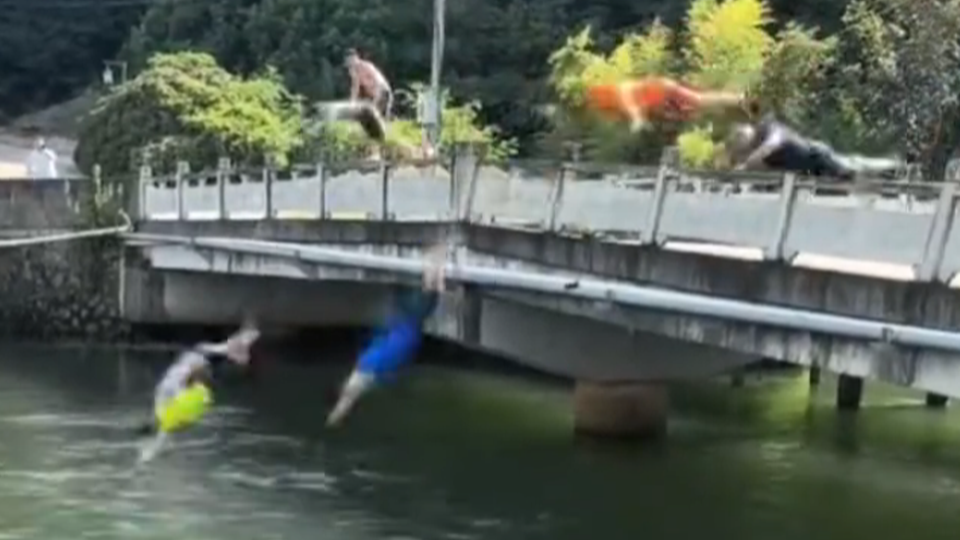 浙江台州多人站在桥梁护栏上跳水，护栏轰然倒塌，当地称正寻找跳水者，事发桥梁已使用多年