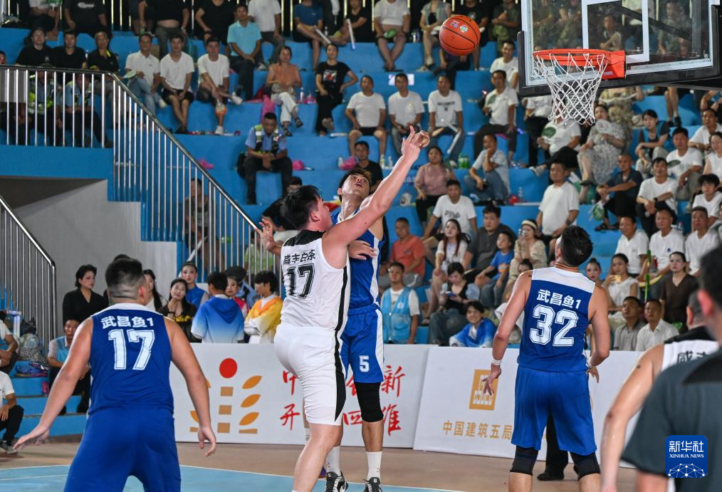 9月4日,恩施州咸丰白茶队球员在比赛中投篮。新华社记者 杜子璇 摄