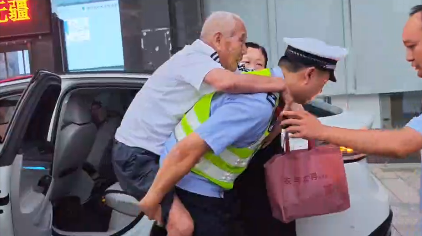 徐州八旬老人雨天摔倒受伤 警车开道、交警背行开启“暖心接力”