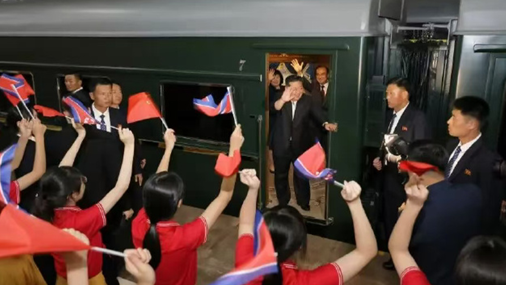 金正恩乘专列离京返程