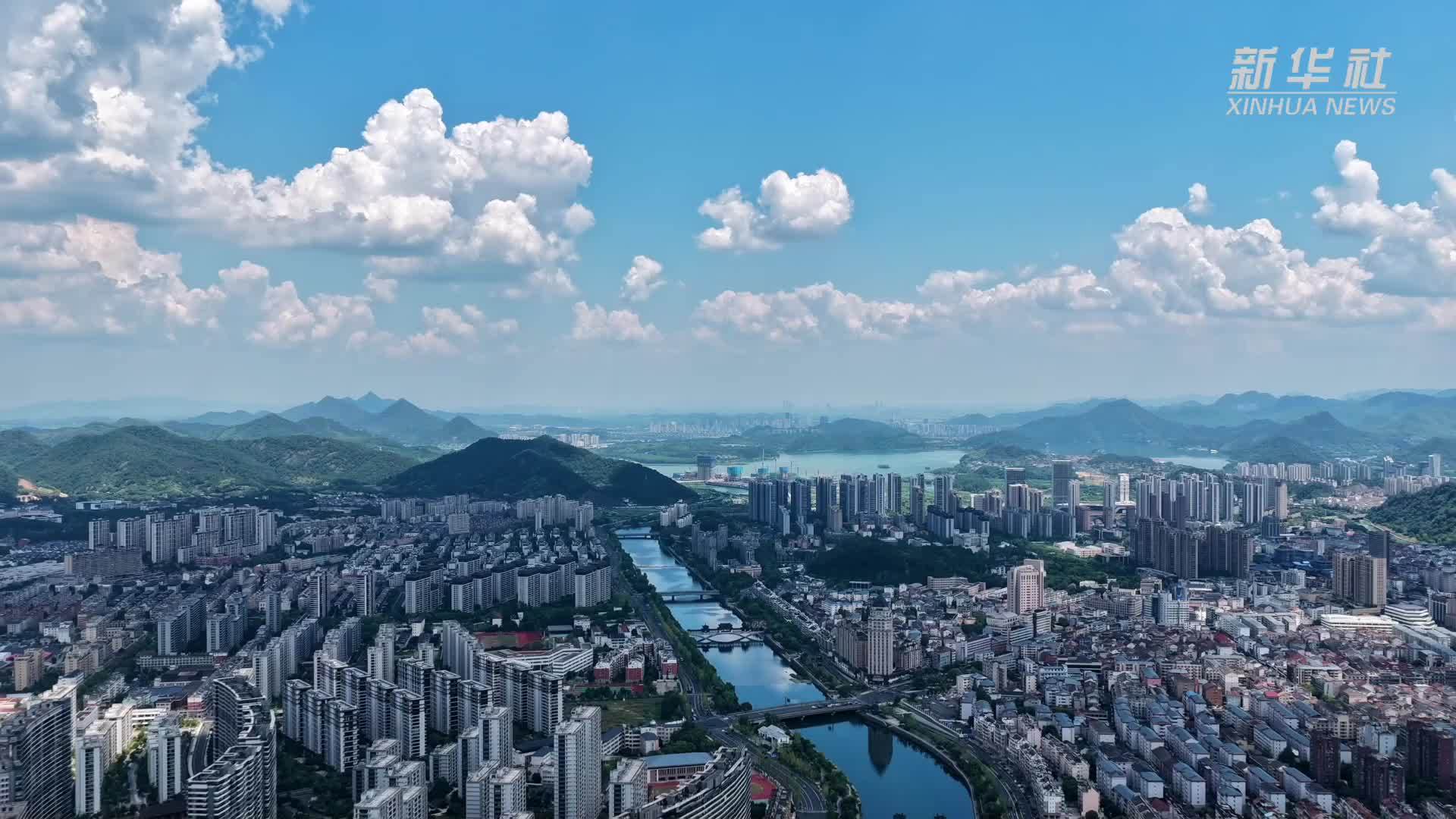 杭州临安：蓝天云涌 塔畔金光