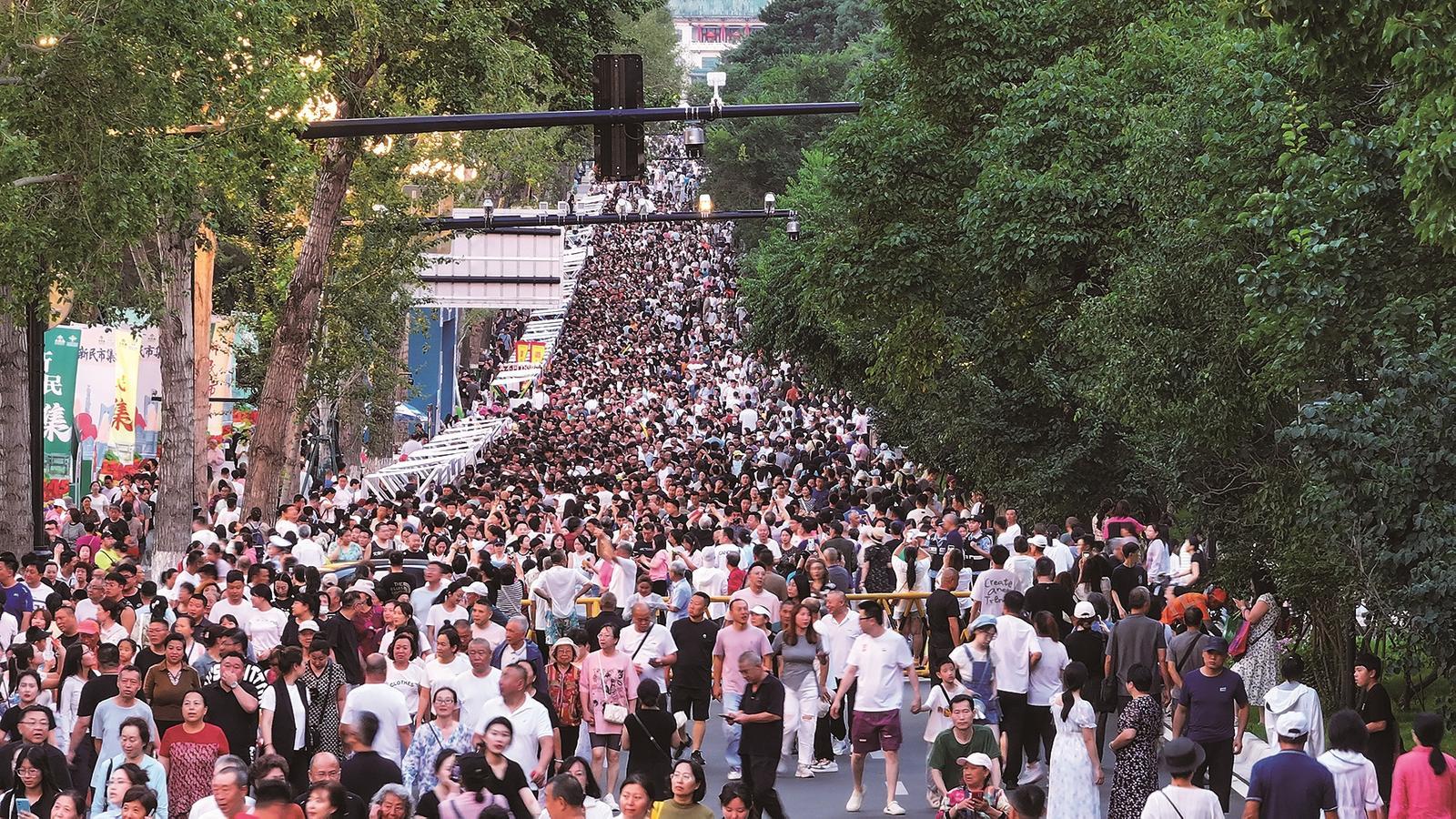 长春新民大街人潮如织。