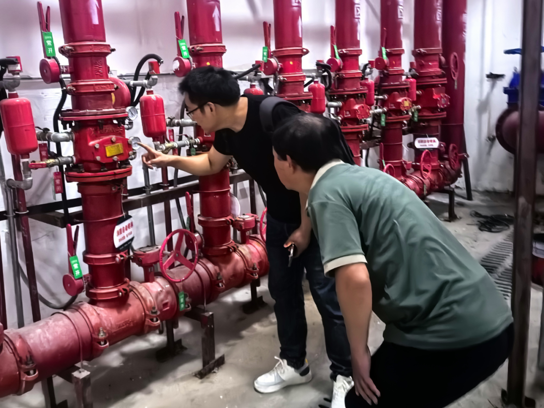 专家检查消防报警阀组。