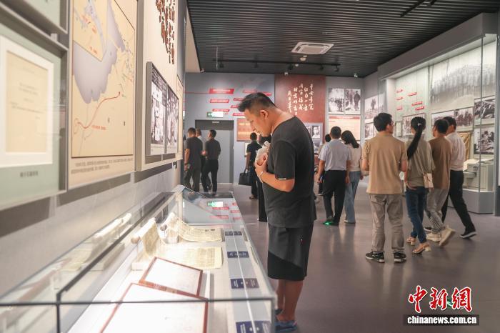 9月2日，江西南昌，民眾在參觀展覽《鐵軍出征》。中新社記者 劉力鑫 攝