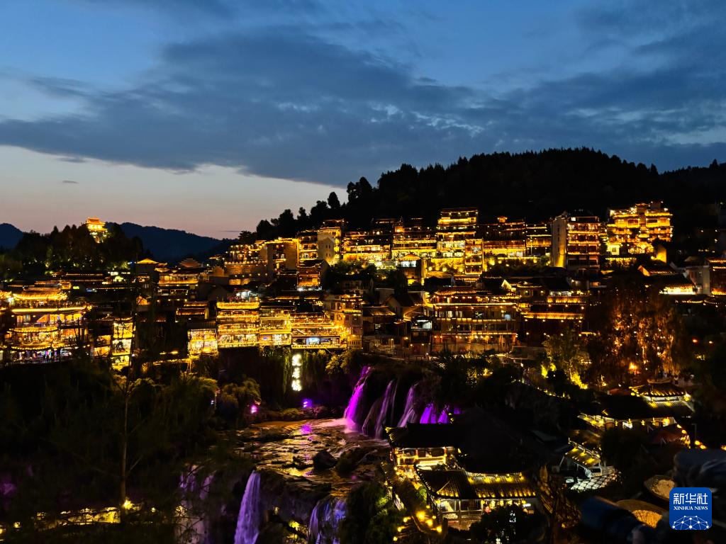 图为湖南省湘西土家族苗族自治州永顺县芙蓉镇的夜景。新华社记者余春生 摄