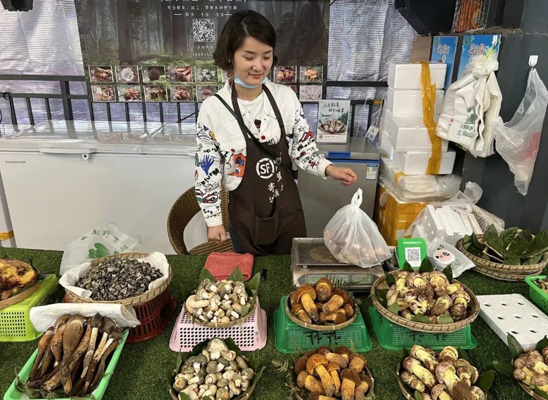 篆新卖食用菌的摊主让让，她家的各种野生菌已飞往全国各地