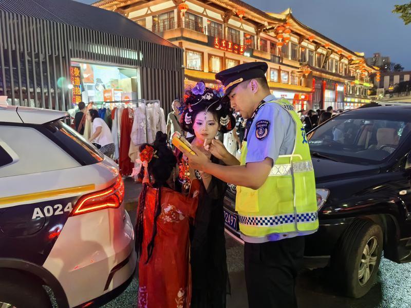 执法人员为游客提供出行帮助。受访单位供图