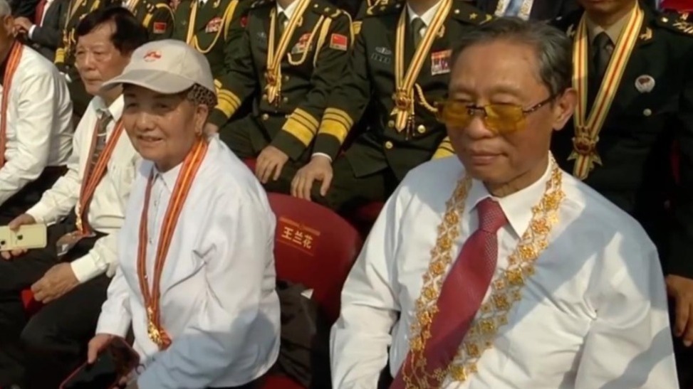 90岁钟南山院士佩戴“共和国勋章”观礼九三阅兵，曾撰文：在我不到两岁的时候，日本飞机把我家房子炸塌，我被埋在土里