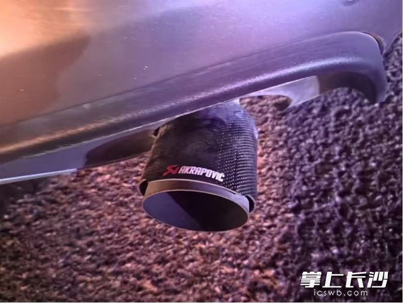 涉嫌改装的排气管。开福交警 供图
