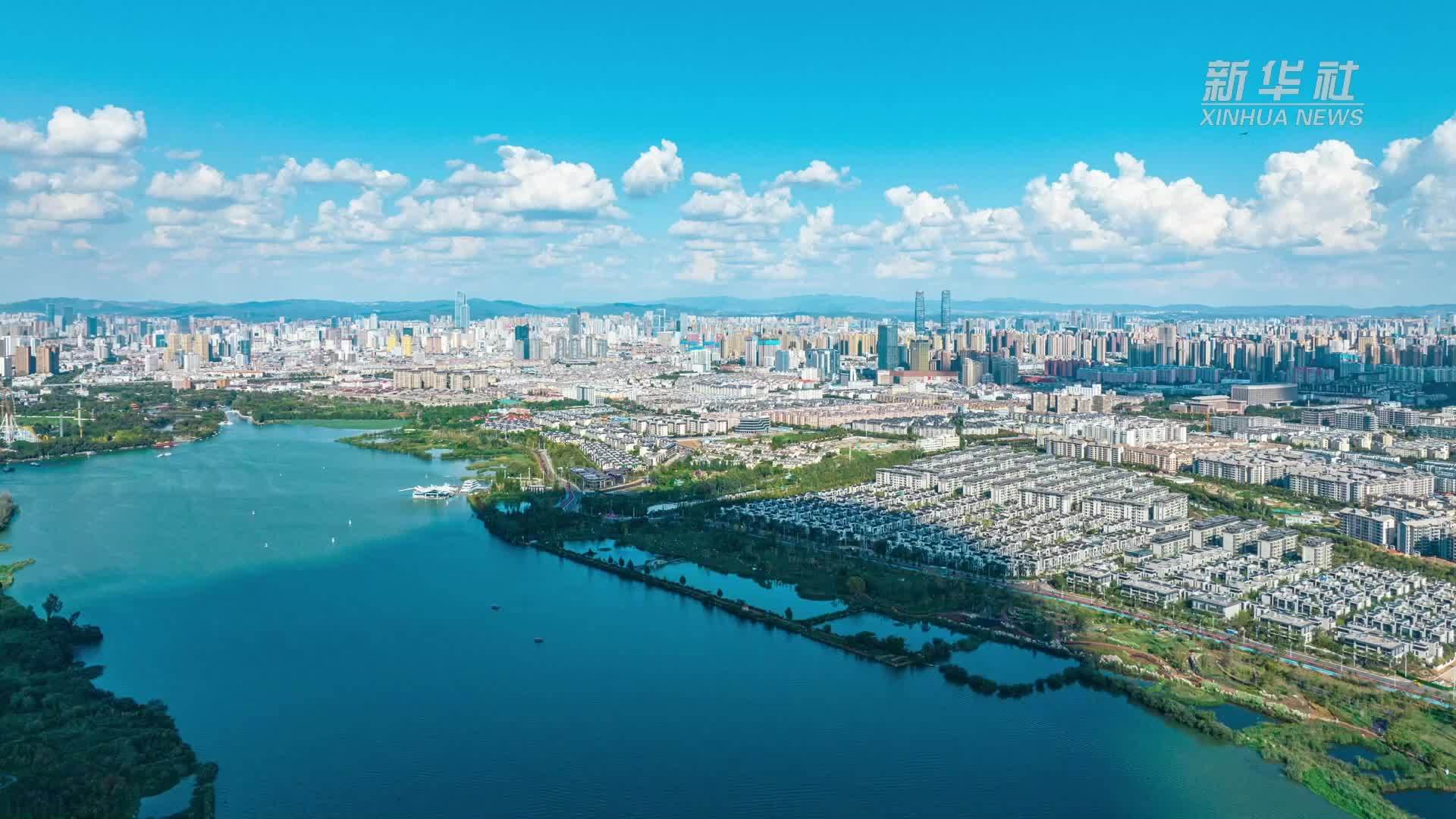 半城山水半城景 一池湖光映春城