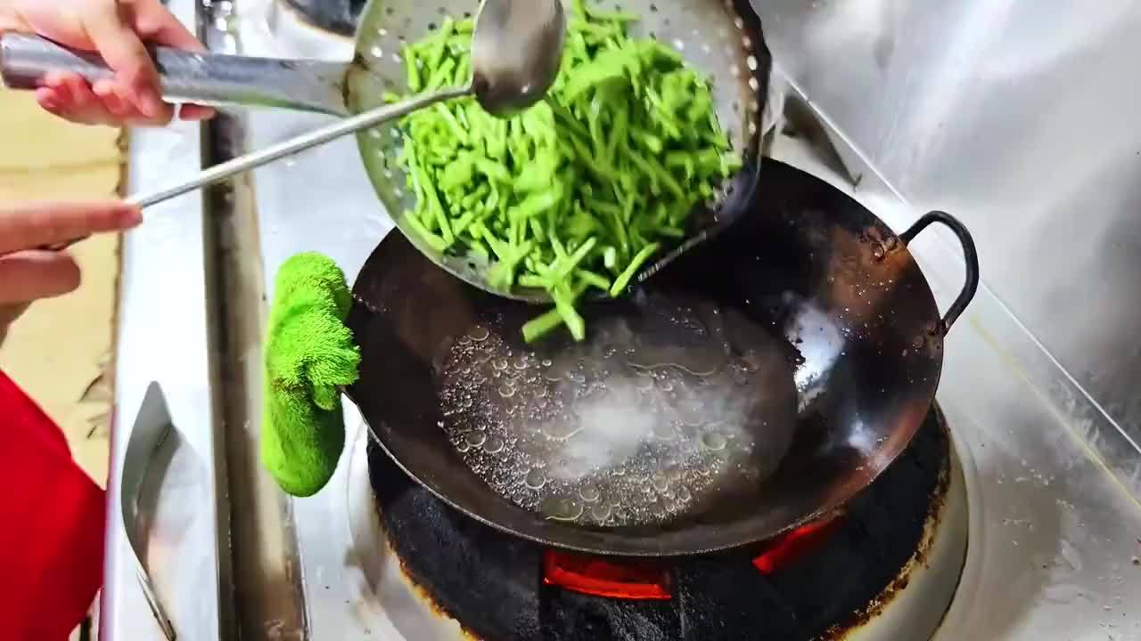 饭店52岁老师傅炒豆角那真是一绝，月薪12000，59秒就能炒出一道