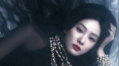 刘诗诗身着黑色长裙姿态优雅封面图