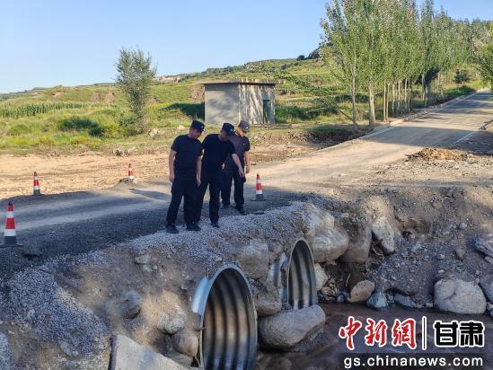 图为兴隆山指挥部分部民警李治鹏（中）和同事们沿河道执行防汛巡查任务　受访者供图