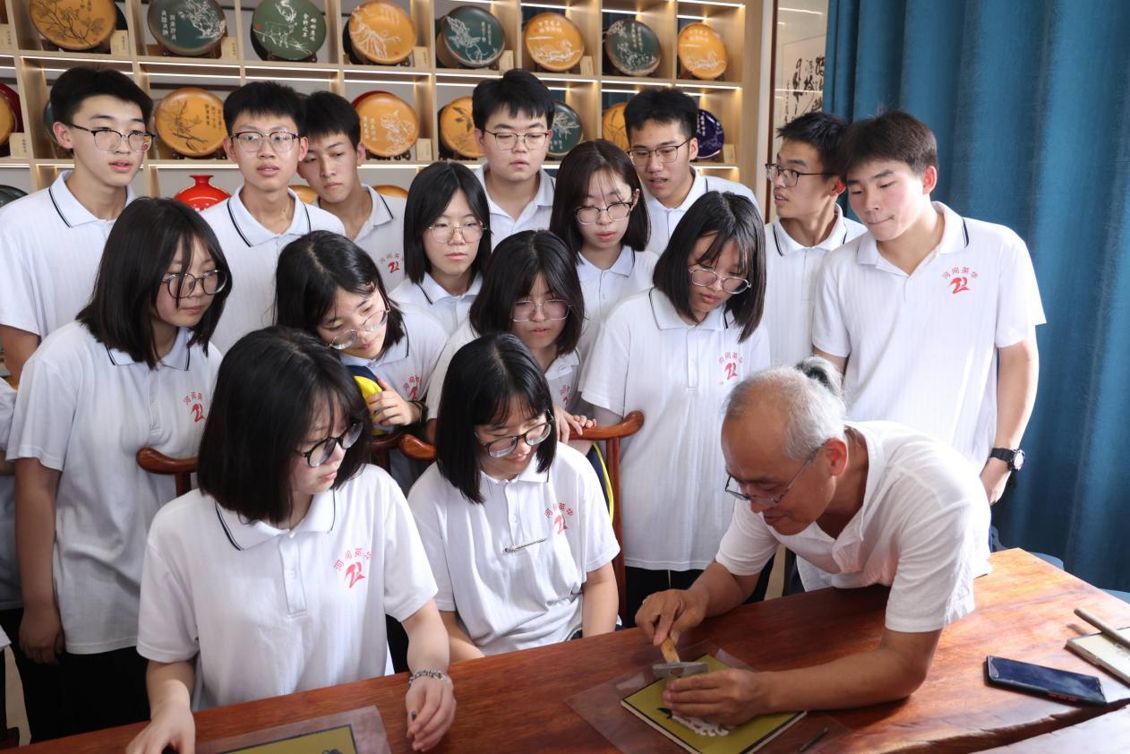 英华学子开学第一课：走进刻瓷博物馆，探寻非遗之美