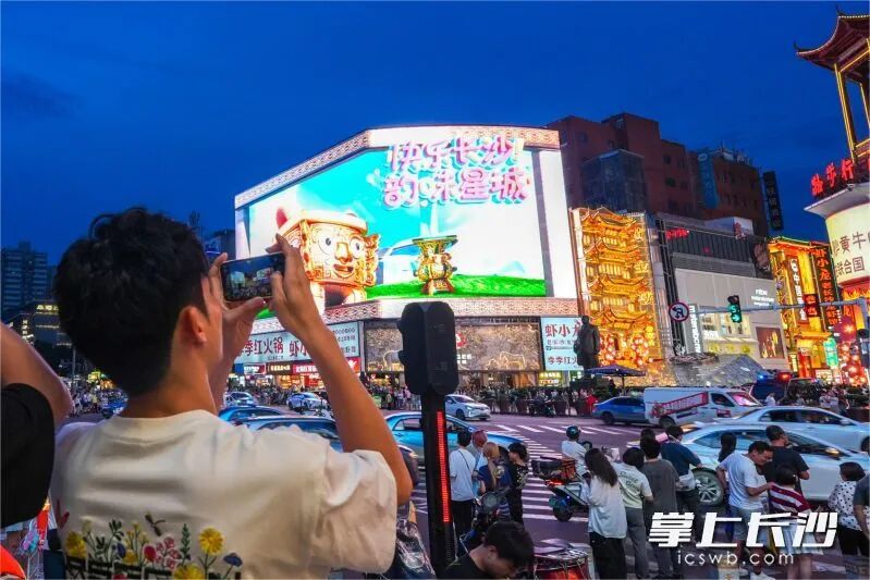 在长沙市黄兴路步行街，裸眼3D大屏播放的青铜系列动画公益广告吸引了诸多目光。 均为长沙晚报全媒体记者郭雨滴摄