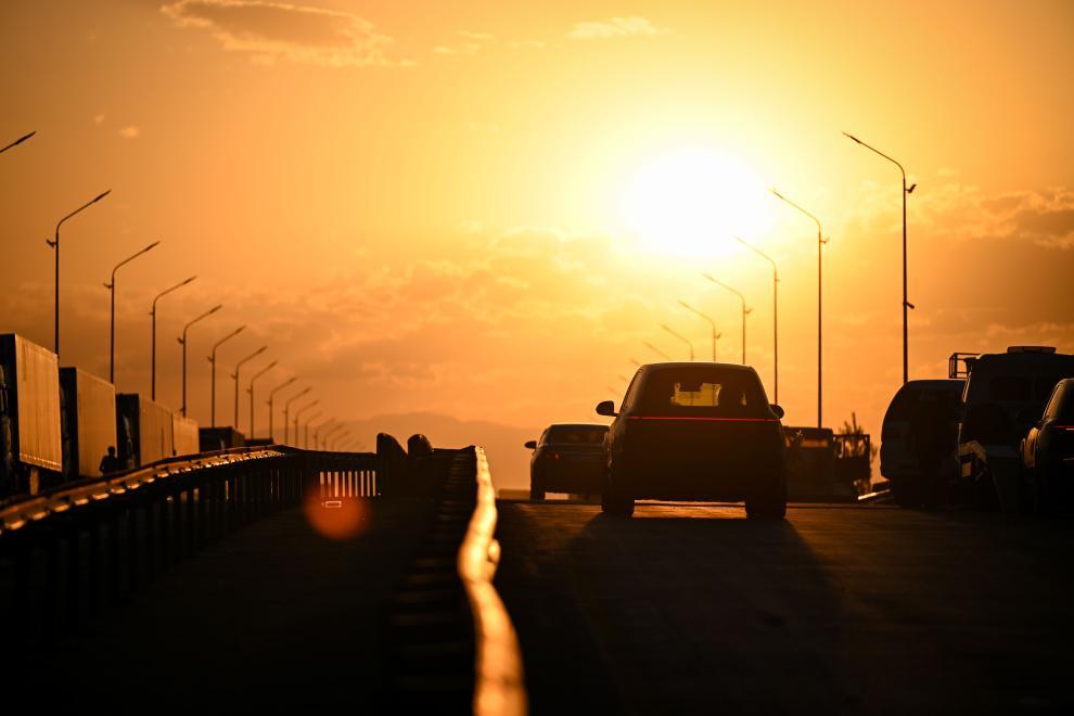 运输公司工作人员将中国新能源车从霍尔果斯运向哈萨克斯坦一侧中转停车场。新华社记者　李任滋　摄