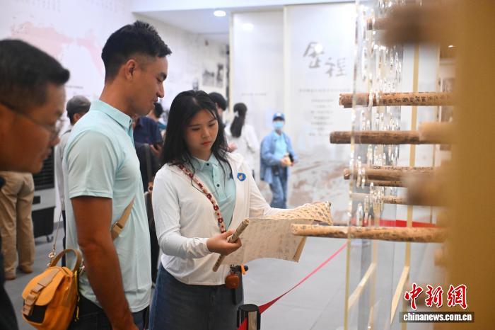 图为活动嘉宾参观敦煌文献复制品 中新社记者 李亚龙 摄