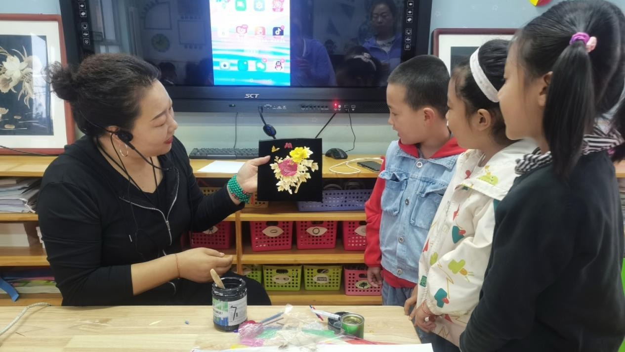 （唐彩萍在庄浪县第一幼儿园为小朋友授课）