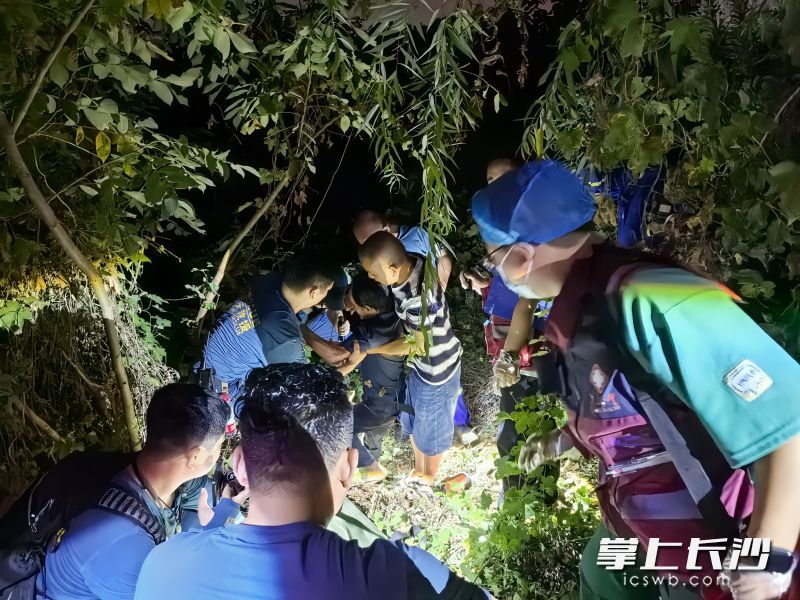 长沙市蓝天救援队的队员成功找到走失老人。