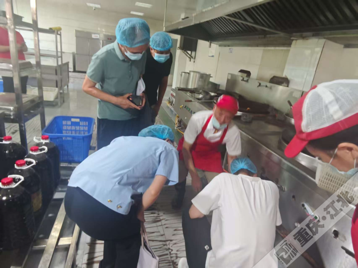 工作人员检查学校食堂安全。