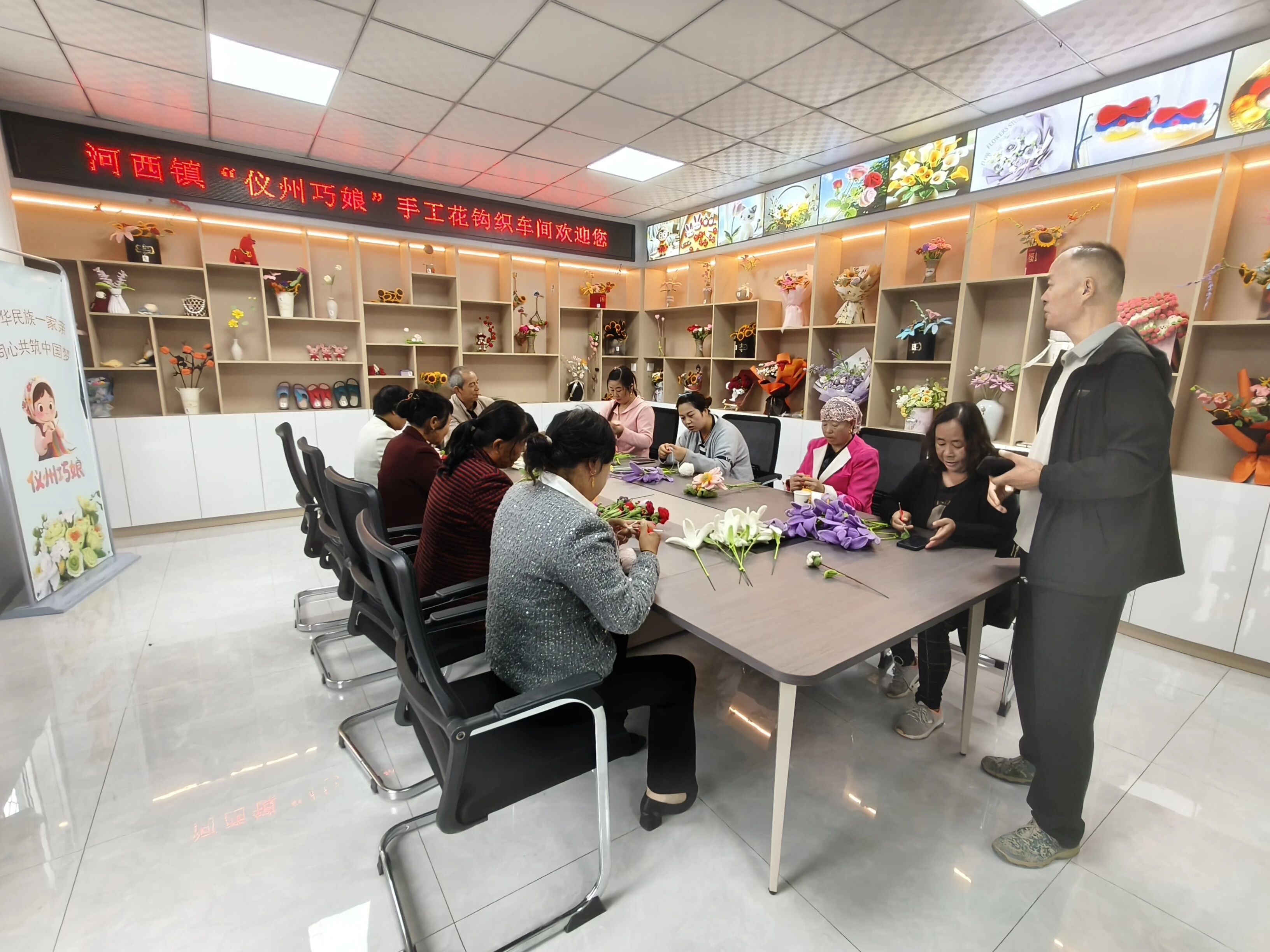 甘肃华亭巧娘妙手生“花” 出村摆摊解锁生“金”密码