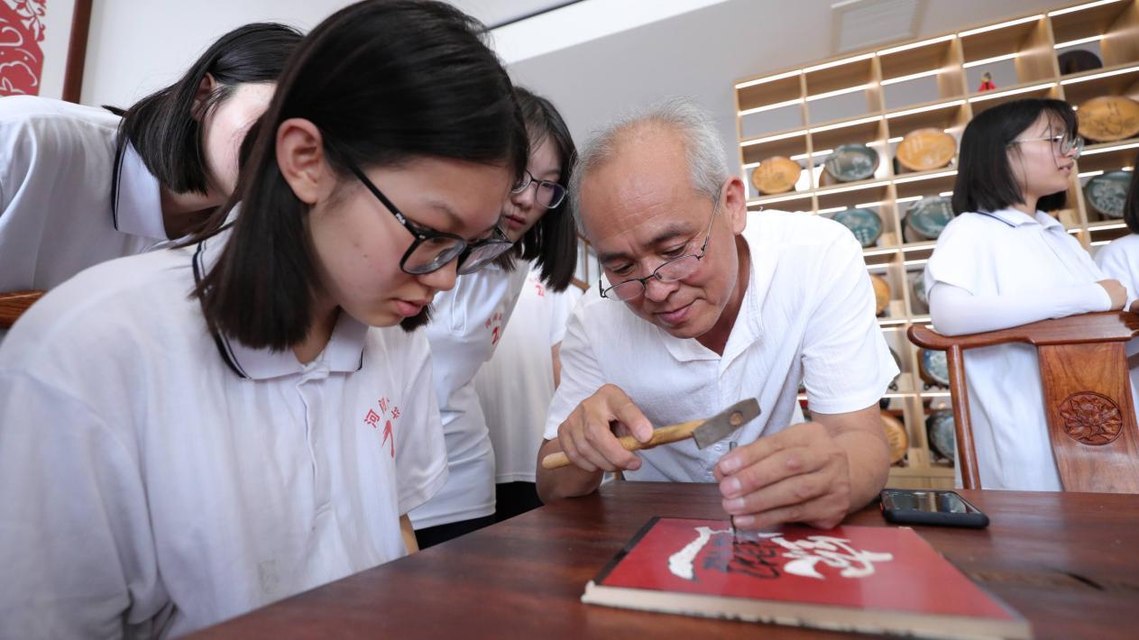 英华学子开学第一课：走进刻瓷博物馆，探寻非遗之美