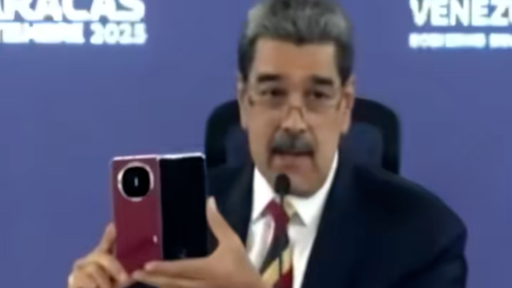 委内瑞拉总统马杜罗秀中国手机：美国佬窃听不了