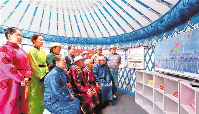 张掖市肃南县白银乡西牛毛村群众收看纪念中国人民抗日战争暨世界反法西斯战争胜利80周年大会直播　新甘肃&middot;甘肃日报通讯员　王将