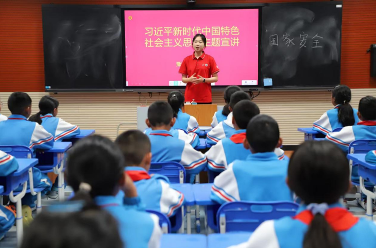 志愿者加查縣小學開展主題宣講。