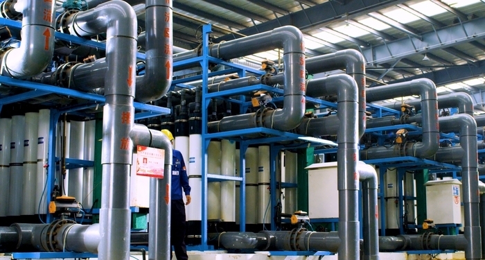 △纯碱厂盐水车间纳滤工序员工进行细致巡检