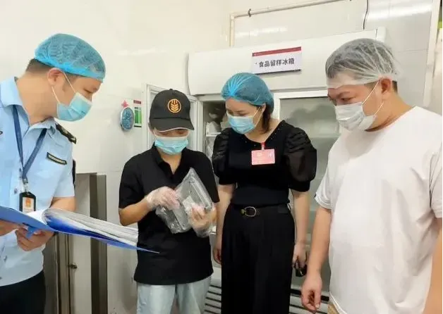 中山东区开展“食安现场”之校园食堂检查 3项问题均已整改到位