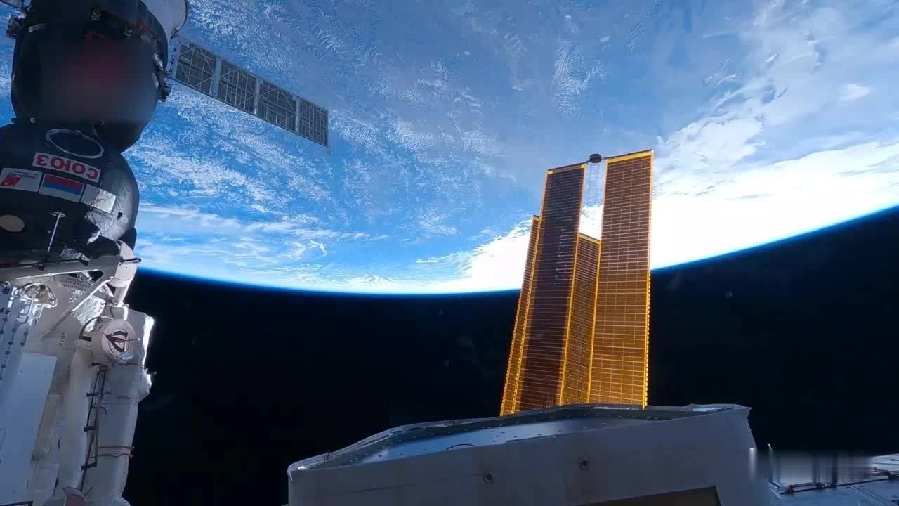 哈喽！这里是太空！看！地球好美啊