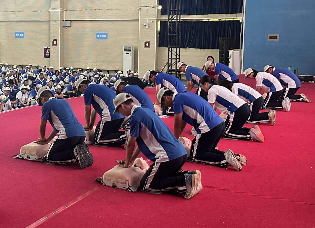 图5：同学们参与心肺复苏实操体验