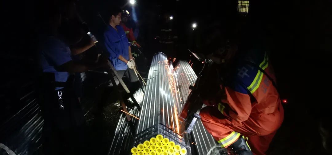 泰和一10岁男孩被钢管卡住 消防救援人员手持切割机紧急救援