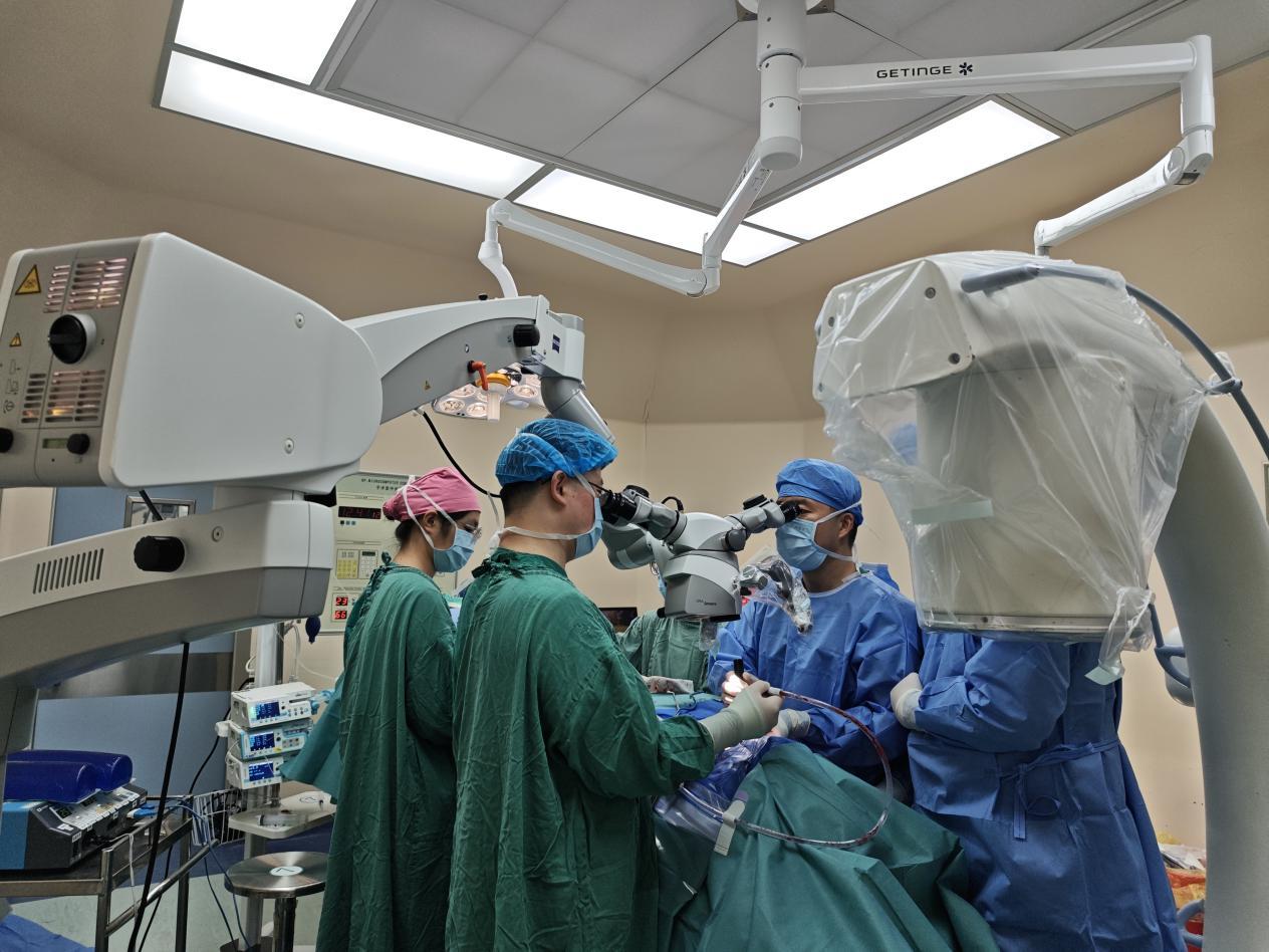图为:帮扶专家在高明区人民医院开展手术。