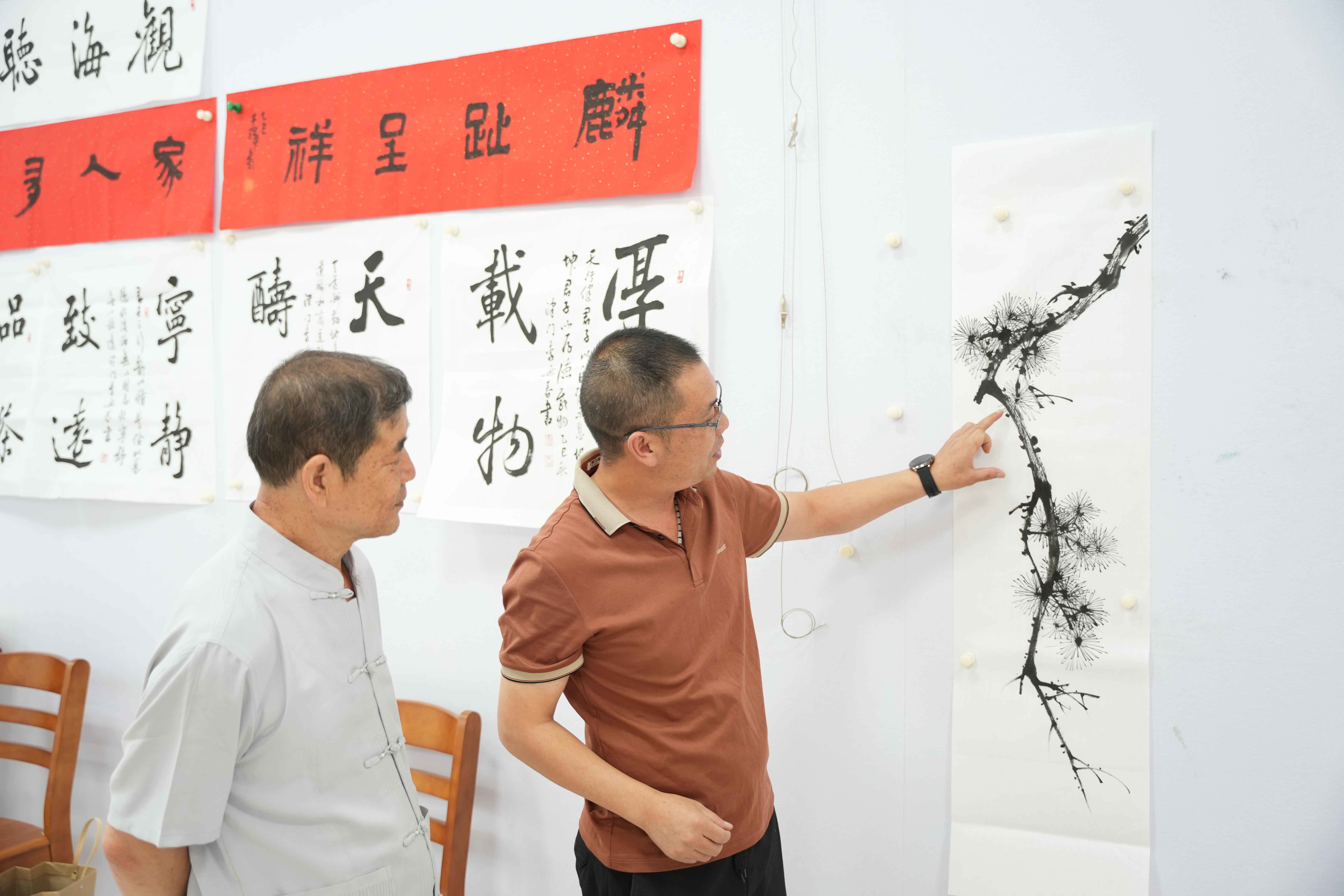 画家们共同交流创作心得。孙世伟 摄