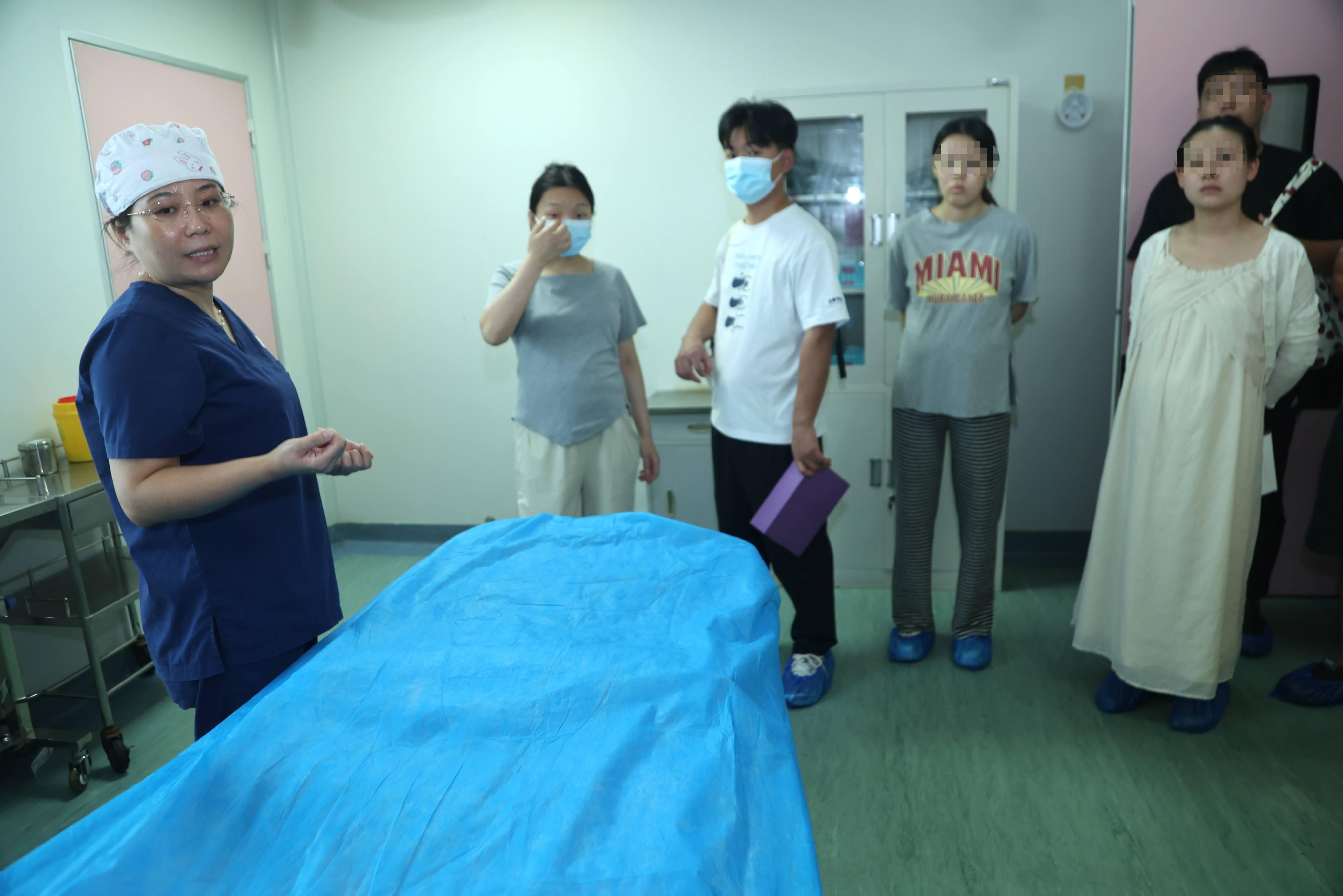 【组图】河北沧州：“准爸妈”参观产房，做好准备迎接小生命