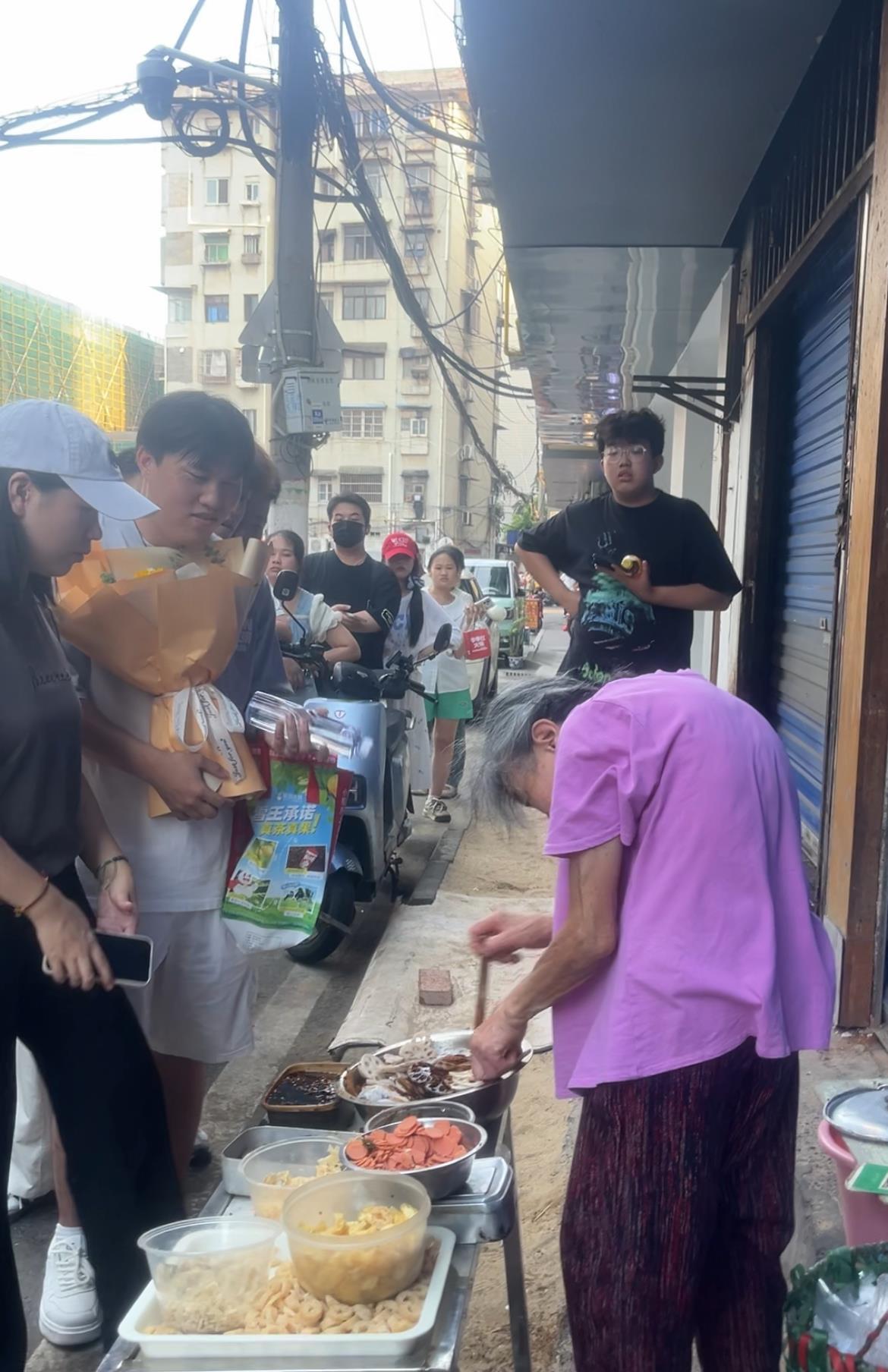 顾客排起长队