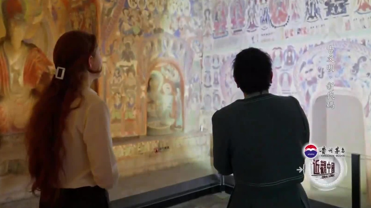 “花时间去看是值得的！”外国美女带着朝圣般的心情，走进敦煌莫高窟