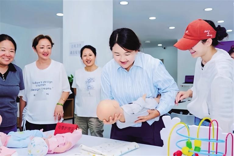 工作人员展示家政服务技能