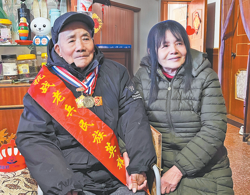 張德福（左）與家人（資料圖）