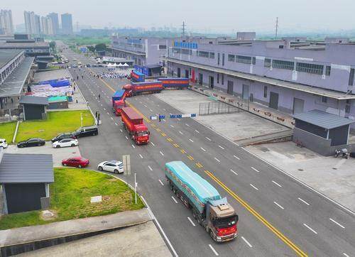 9月4日,重庆西永综合保税区,“重庆西永—东盟跨境专线”开通发车。龙帆 摄