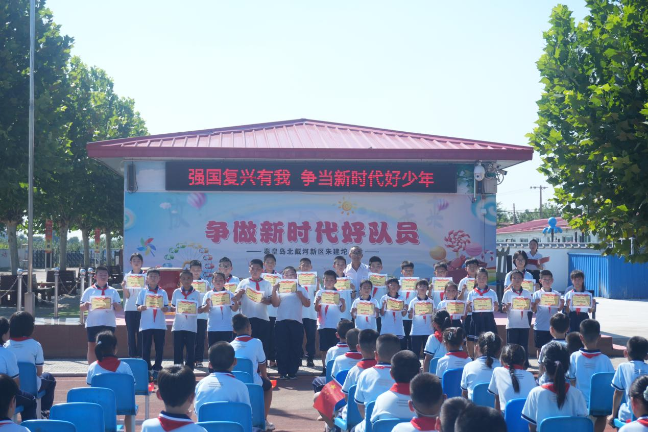 （图为颁发证书 朱李男摄）