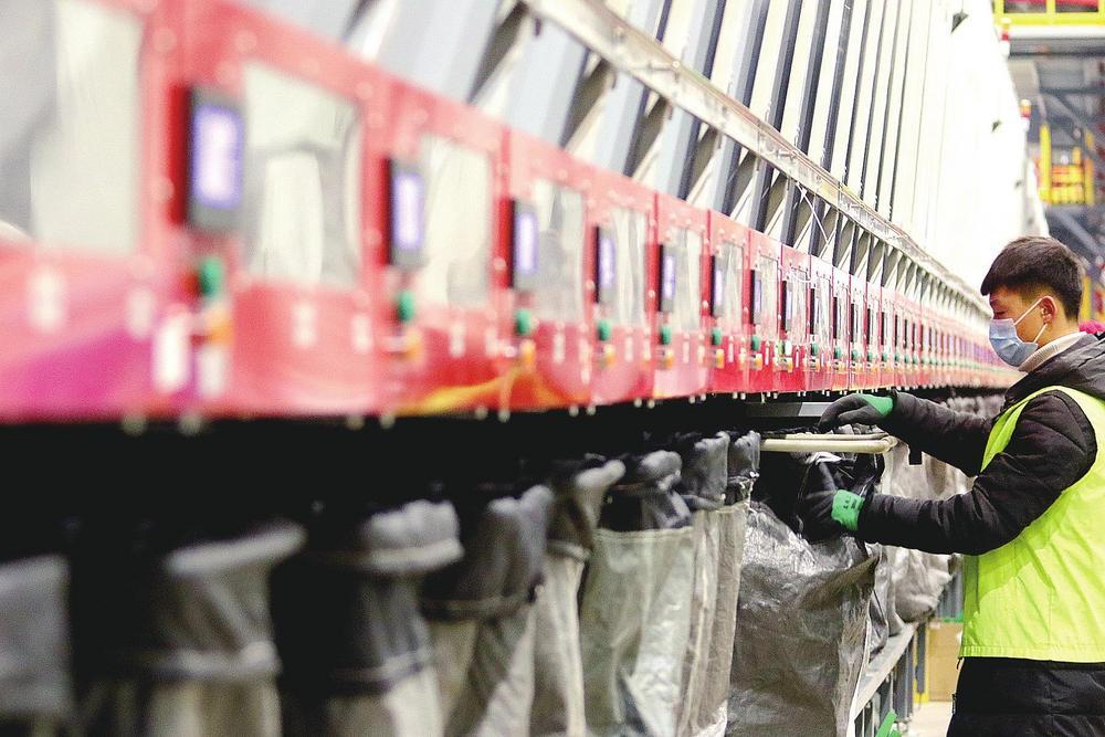 一家快递公司的工作人员正在装袋打包快件