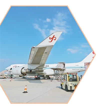 河南郑州新郑国际机场,中原龙浩货运航空承运99.76吨出口货物飞往印度金奈,出口货物为电子产品、汽车零配件等。霍亚平摄(人民视觉)