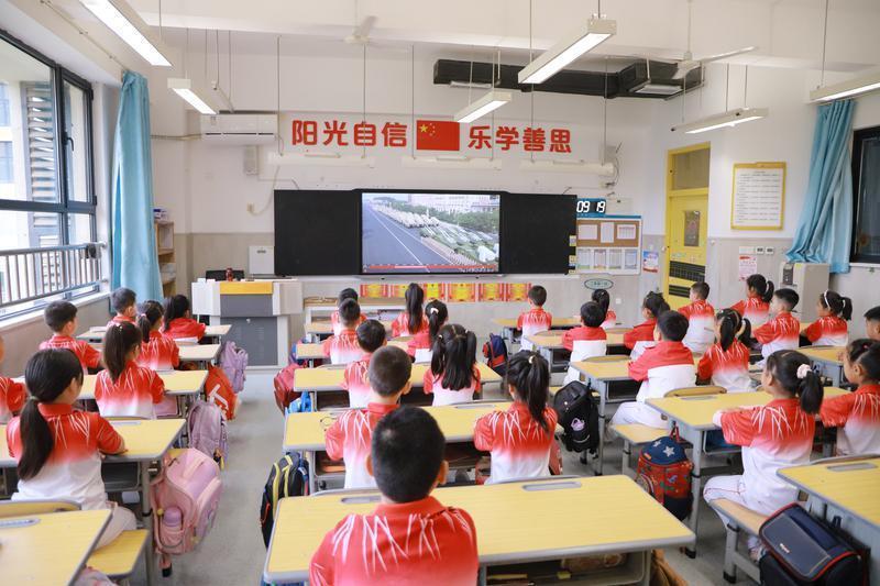 高新十五小的孩子们在教室观看直播。记者 程静摄