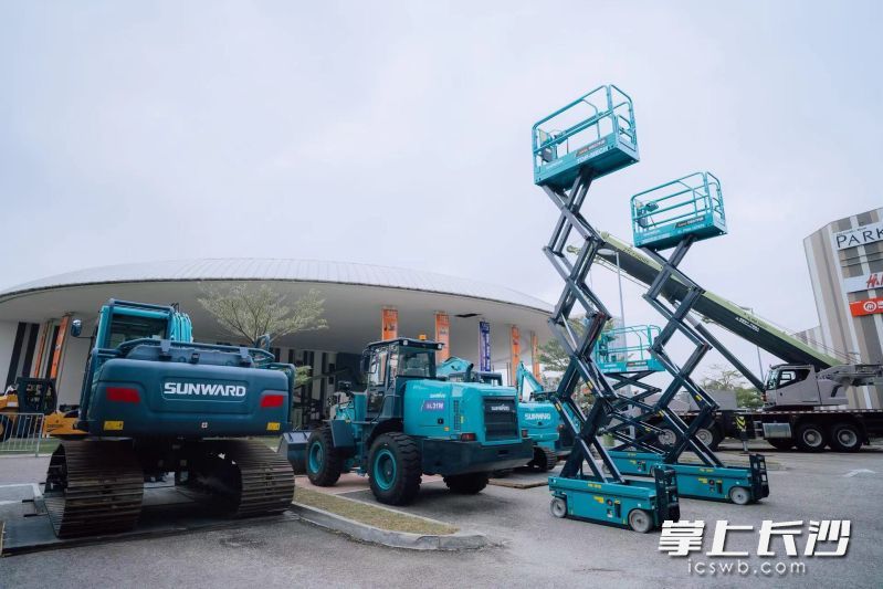 展会上,山河智能产品展示。长沙国际工程机械展组委会 供图