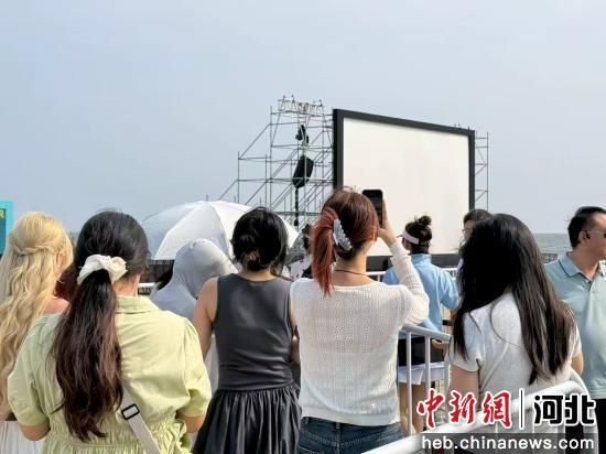 图为游客正在排队。 熊浩森 摄