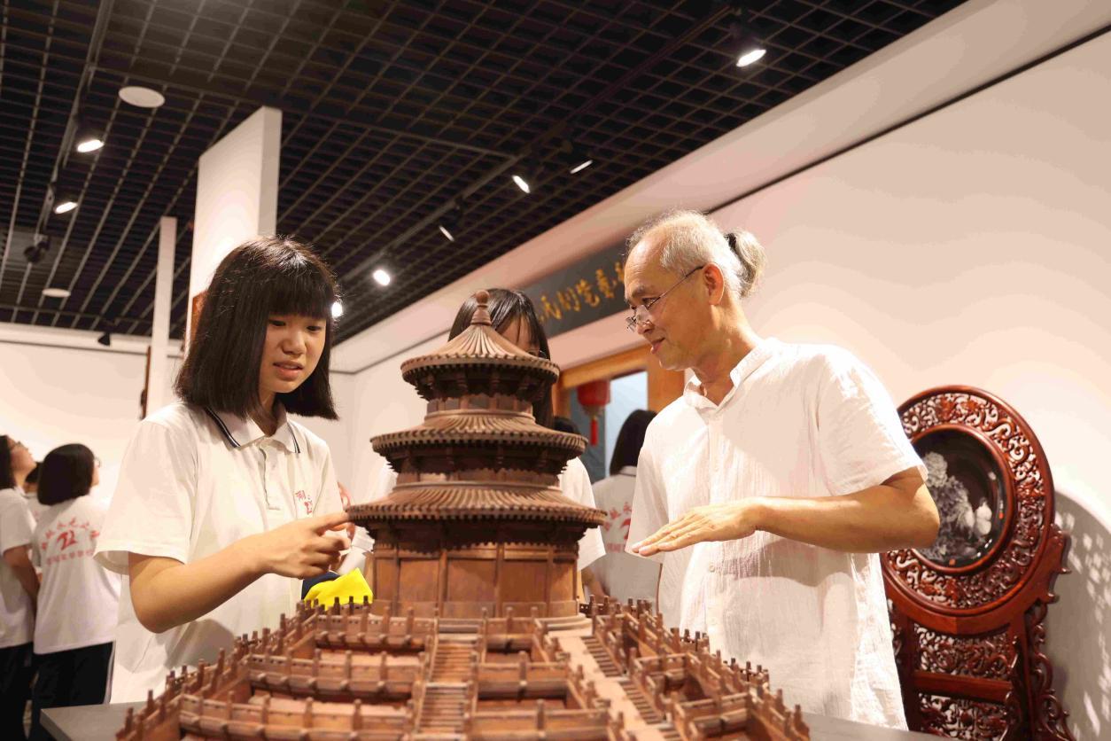 英华学子开学第一课：走进刻瓷博物馆，探寻非遗之美