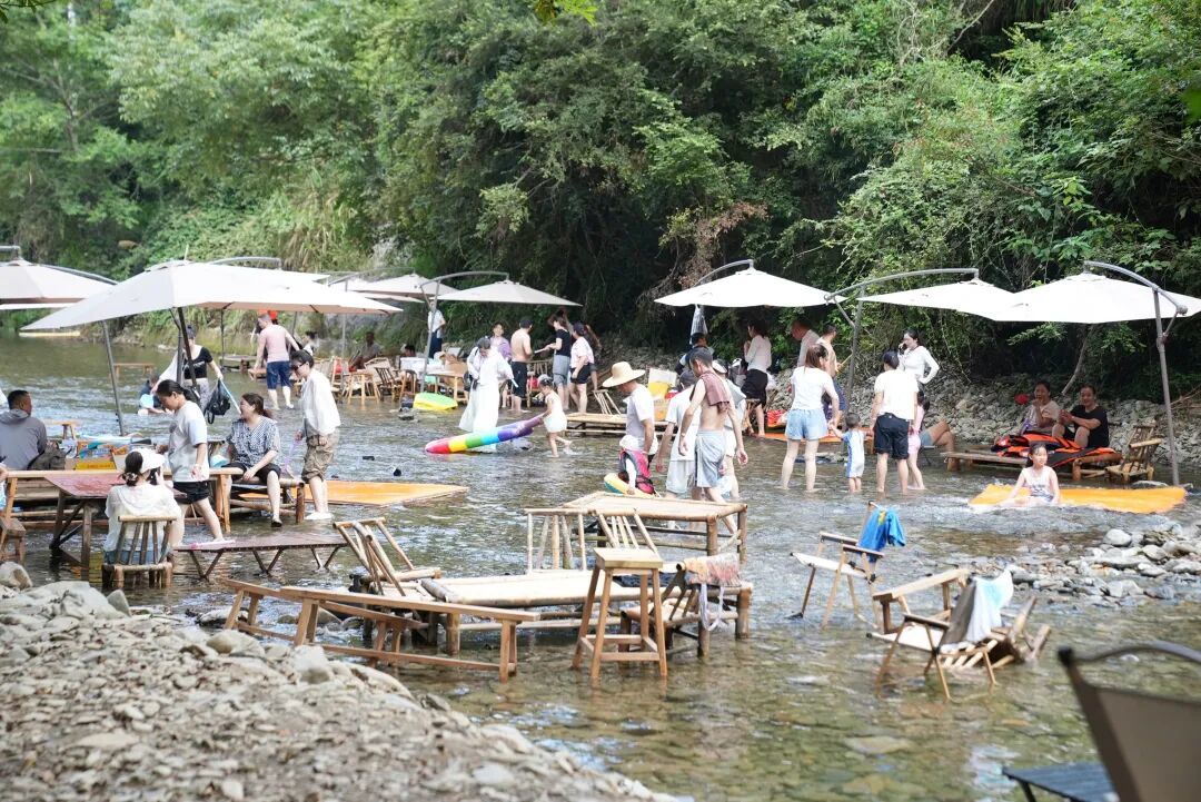 游客在铜鼓的青山绿水间放松休闲。图片由铜鼓县融媒体中心提供。